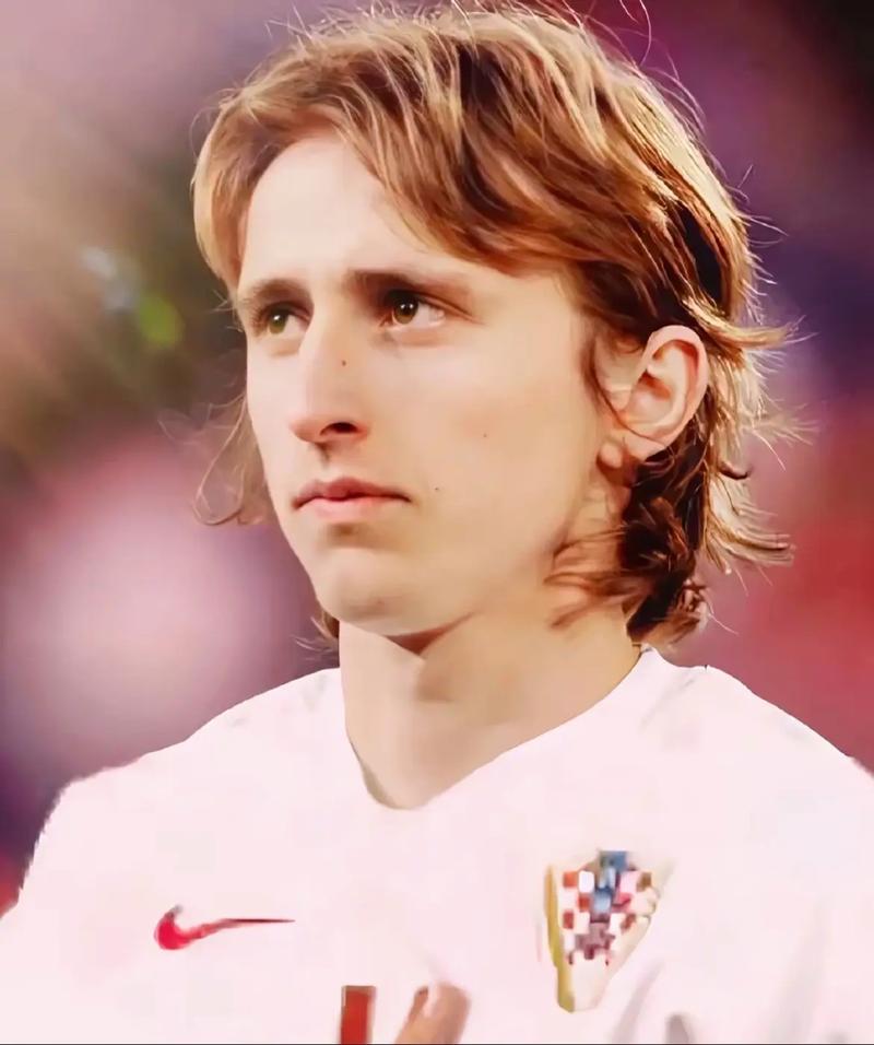 成都蓉城在中超和足协杯表现不佳，古尔芬克尔可能离队，周定洋面临续约问题，俱乐部需补强阵容。