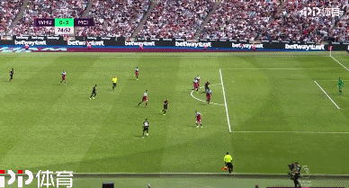 拜仁官方：后卫博埃因病缺席与斯图加特的比赛