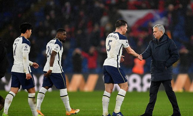 庆祝建队126周年！巴萨官方社媒晒诺坎普球场海报